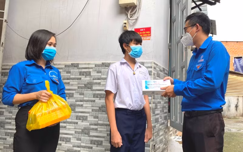EVNHCMC ủng hộ 200 triệu đồng Quỹ “Vì người nghèo” -0