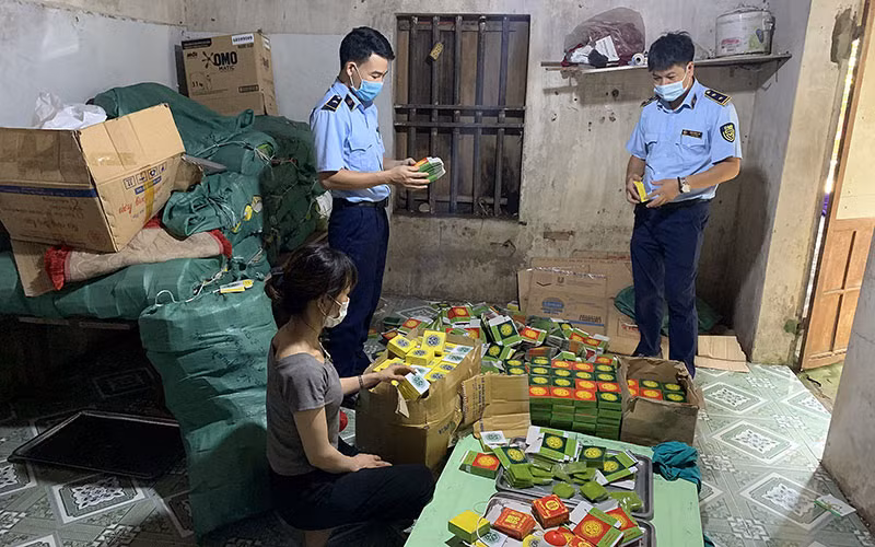 Ðội Quản lý thị trường số 3, Cục Quản lý thị trường tỉnh Hà Nam kiểm tra cơ sở sản xuất, kinh doanh thực phẩm tại thôn 4, xã Ðinh Xá, thành phố Phủ Lý (tỉnh Hà Nam) có hành vi sản xuất, kinh doanh hàng giả. Ảnh: Cục Quản lý thị trường Hà Nam 
