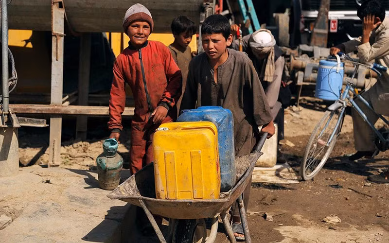 Nhiều trẻ em Afghanistan phải lao động mưu sinh. Ảnh TTXVN 