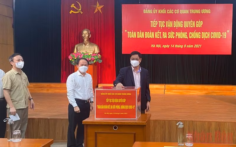 Cán bộ, công chức, người lao động cơ quan Đảng ủy Khối quyên góp, ủng hộ Quỹ phòng, chống dịch Covid-19.