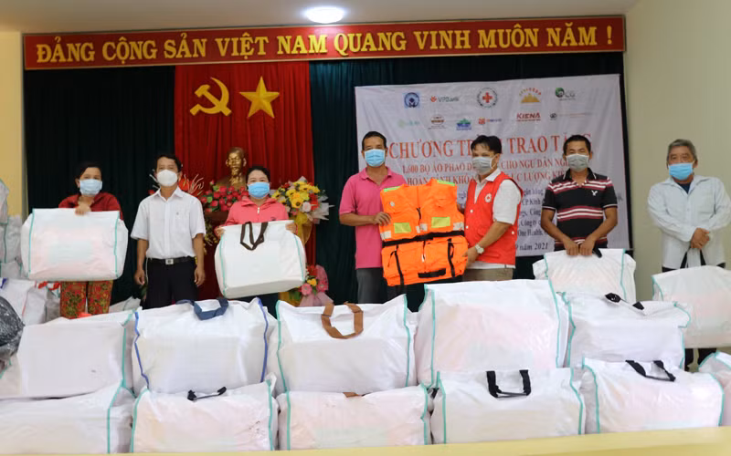 Trên 1.000 bộ áo phao đa năng được Hội Chữ thập đỏ trao hỗ trợ cho người dân Phú Yên trước mùa mưa bão. 
