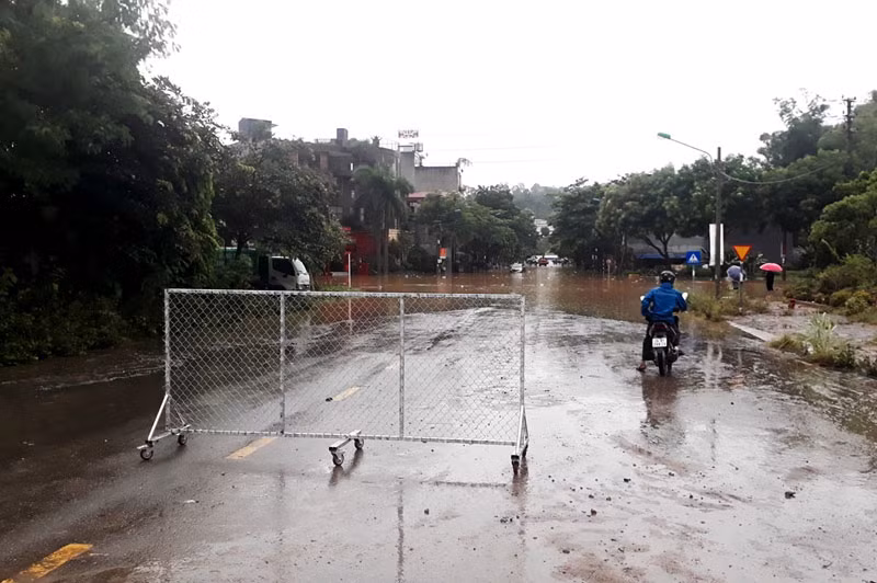 Thành phố Lào Cai ngập nặng do mưa lớn -0