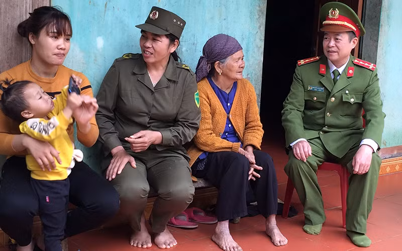 Cán bộ, chiến sĩ Công an tỉnh Lạng Sơn tuyên truyền, vận động người dân chấp hành đường lối, chủ trương, chính sách của Đảng và Nhà nước. (Ảnh ANH KHOA)