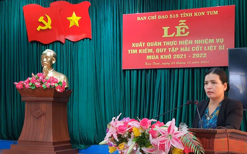 Phó Chủ tịch Ủy ban nhân dân tỉnh Kon Tum Y Ngọc, phát biểu chỉ đạo, động viên các chiến sĩ Đội K53 lên đường làm nhiệm vụ.