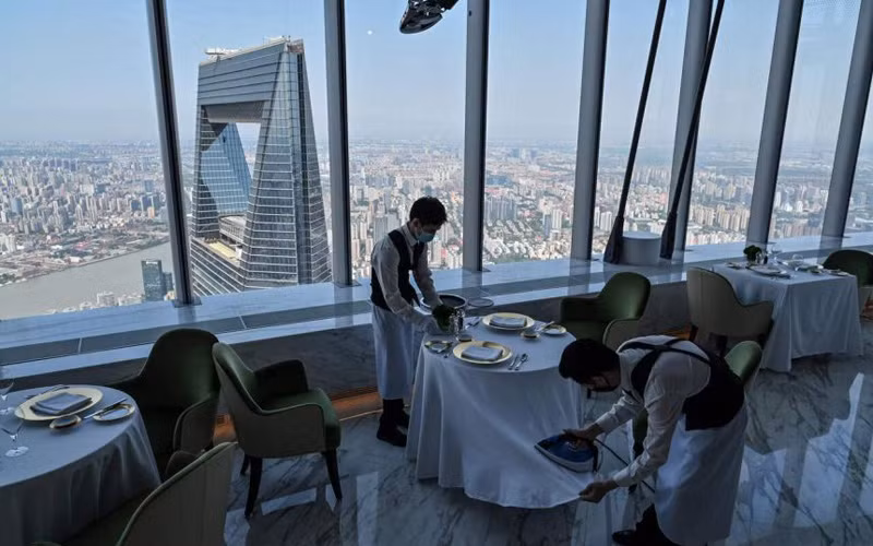 J Hotel nằm ở những tầng cao nhất của tòa tháp Thượng Hải (Ảnh: Straitstimes) 