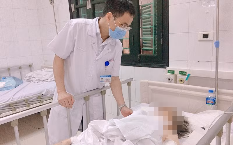 Cụ bà phải bỏ 1/3 cánh tay trái sau khi bị chó cắn.