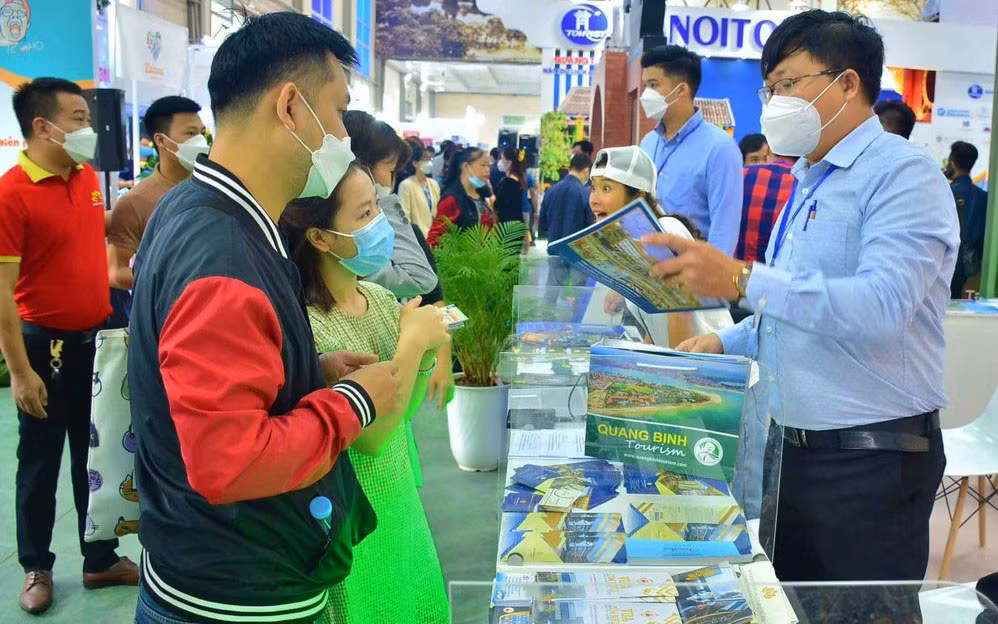 Du khách tìm hiểu thông tin tại hội nghị giới thiệu điểm đến miền trung tổ chức tại Thủ đô Hà Nội.