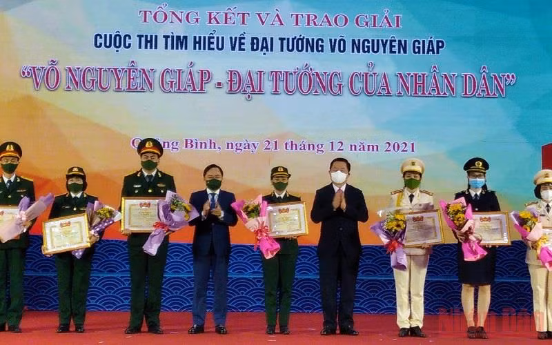Đồng chí Nguyễn Trọng Nghĩa và đồng chí Nguyễn Anh Tuấn trao giải cho các tác giả đoạt giải A cuộc thi.