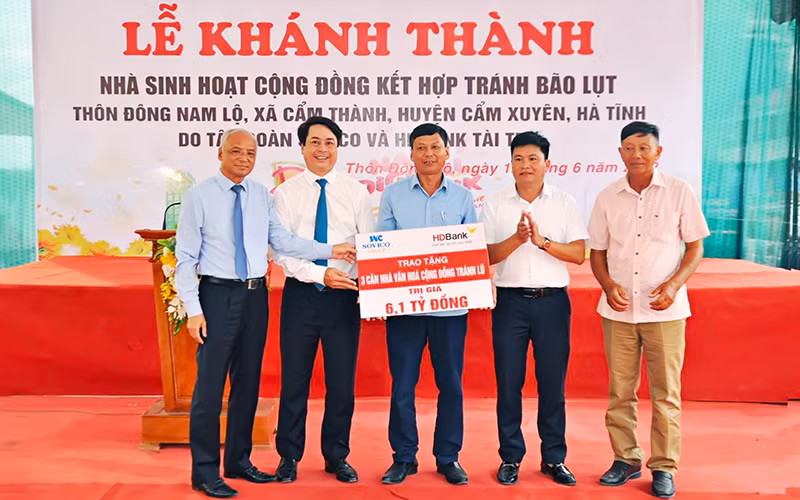 Đại diện lãnh đạo Sovico, HDBank trao tặng nhà cộng đồng cho đại diện lãnh đạo huyện Cẩm Xuyên, Hà Tĩnh. 