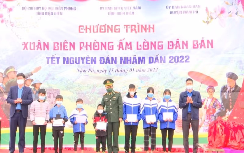 Bộ đội Biên phòng tỉnh Điện Biên trao quà tặng các cháu học sinh đang được Đồn Biên phòng Nà Hỳ chăm nuôi, hỗ trợ.