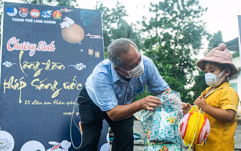 Trao quà Trung thu cho trẻ em ở phường Bảo Vinh, TP Long Khánh, Đồng Nai ngày 17/9.
