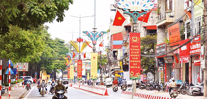 Thị trấn Thường Tín rực rỡ cờ hoa chờ đón ngày bầu cử.