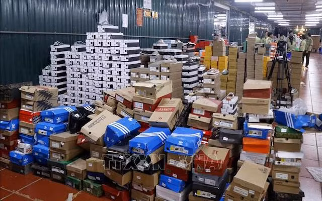 Hàng hóa tại kho khi lực lượng chức năng tiến hành kiểm tra. 