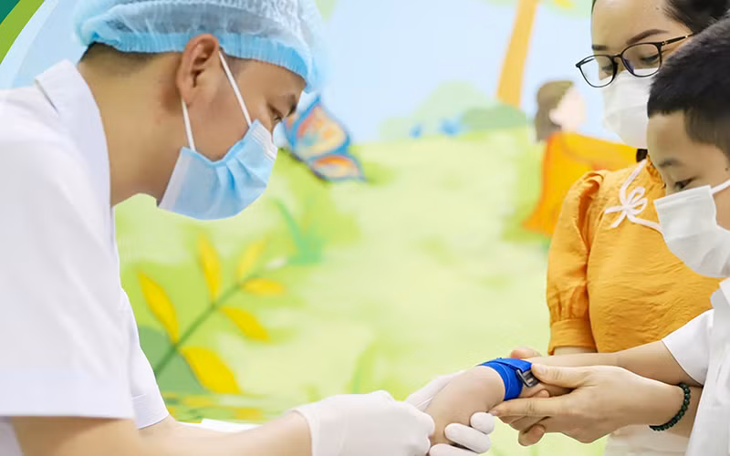Trẻ kiểm tra lại sức khỏe sau nhiễm Covid-19. (Ảnh: Bệnh viện Nhi Trung ương)