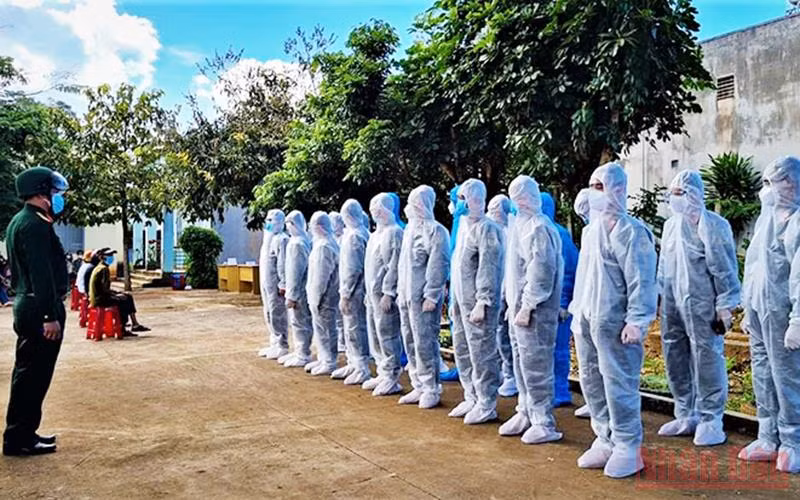 Các học viên quán triệt bảo đảm an toàn trước khi xét nghiệm sàng lọc cho người dân tại làng Khươn, phường Trà Bá, thành phố Pleiku. 