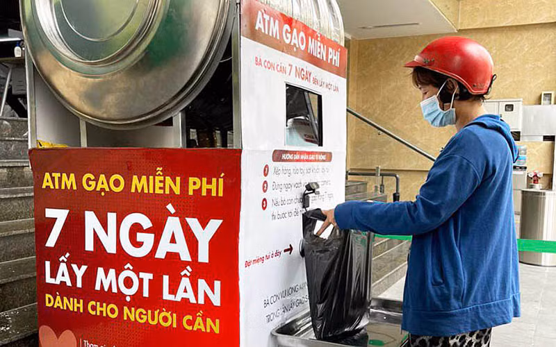Người dân TP Hồ Chí Minh nhận hỗ trợ tại “ATM gạo thông minh”.