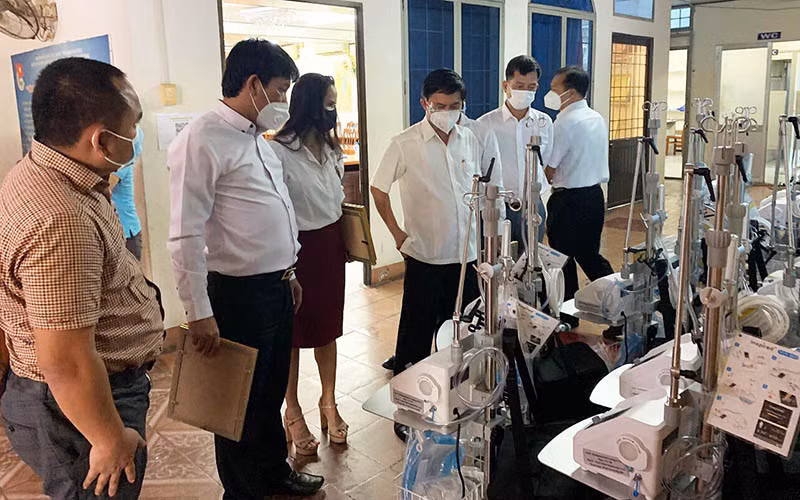 Đại diện lãnh đạo UBND, các sở, ngành và Hội Doanh nhân trẻ tỉnh Bình Dương tiếp nhận các trang thiết bị y tế. 