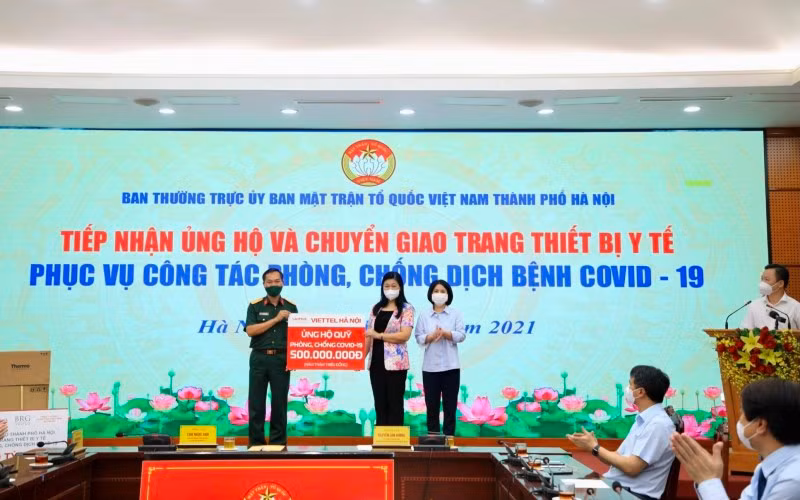 Đại diện Viettel Hà Nội ủng hộ Quỹ phòng, chống Covid-19.