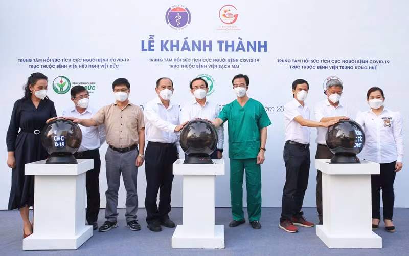 Các đại biểu thực hiện nghi thức khánh thành. (Ảnh: Hoàng Triều).