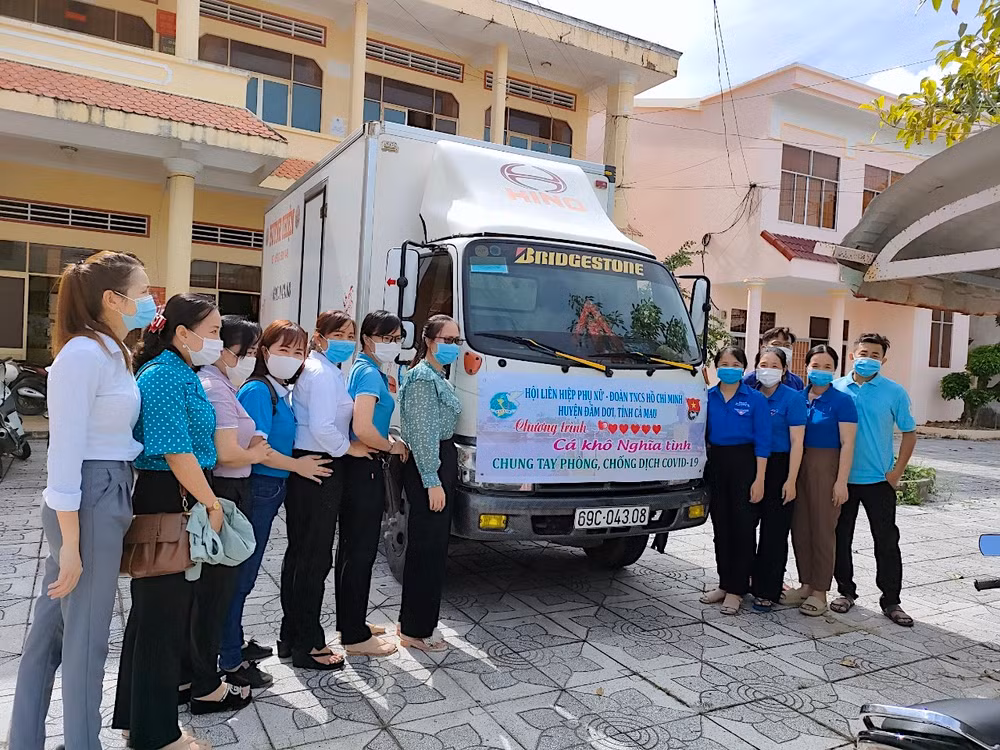 Các loại thực phẩm khô được đóng gói, vô bao cẩn thận để chuyển lên đồng bào khó khăn vùng tâm dịch ngoài tỉnh. 