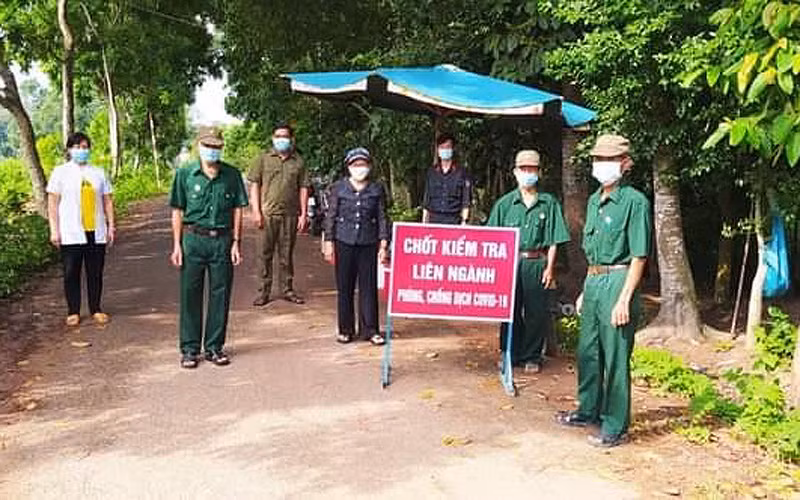 Lực lượng Cựu Chiến binh huyện Củ Chi tham gia bảo vệ tại chốt phòng, chống Covid-19. (Ảnh: CTV)