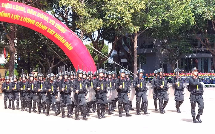 Lực lượng cảnh sát cơ động diễu hành đội ngũ tại lễ khai mạc hội thi.