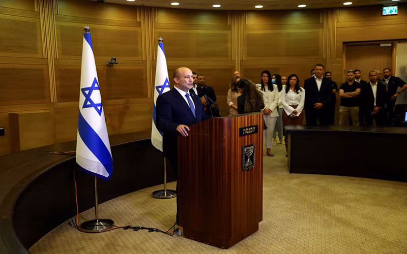 Thủ tướng Bennett phát biểu trước truyền thông tại trụ sở Quốc hội Israel, ngày 29/6. (Ảnh: Reuters)