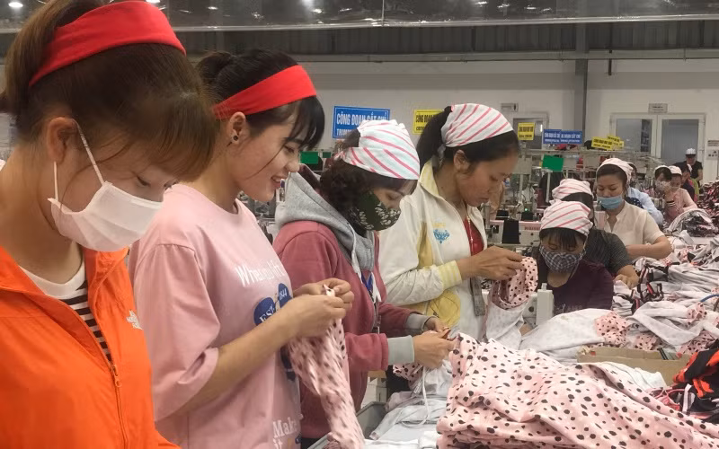 Đưa ra các đề xuất giải pháp thúc đẩy thực hiện quyền của lao động nữ trong doanh nghiệp.