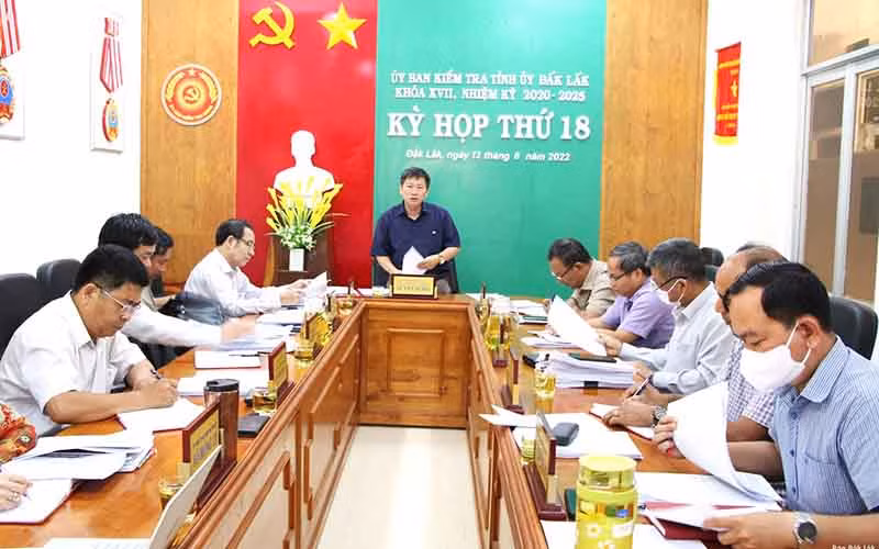 Chủ nhiệm Ủy ban Kiểm tra Tỉnh ủy Đắk Lắk Lê Văn Nghĩa chủ trì phiên họp.