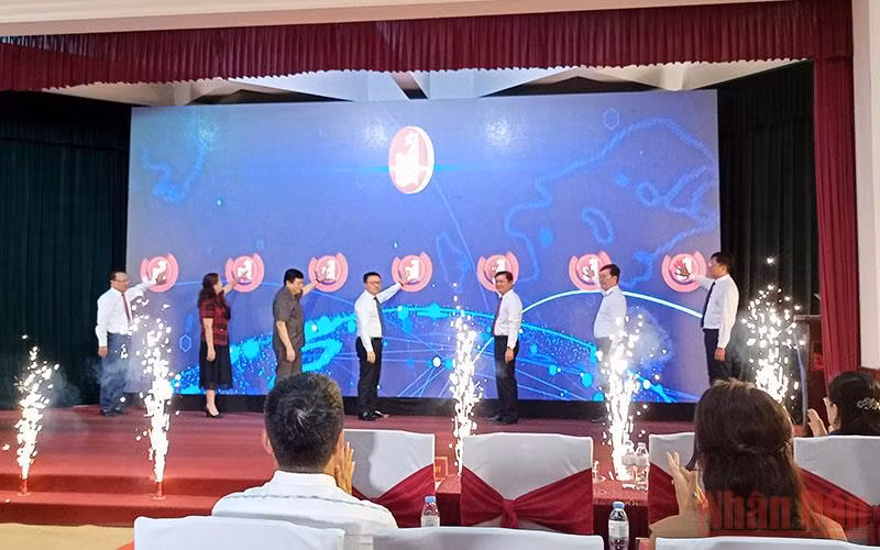 Các đại biểu ấn nút ra mắt giao diện mới Báo Nghệ An điện tử.