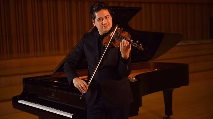 NSƯT Bùi Công Duy biểu diễn trong đêm nhạc kỷ niệm 250 năm ngày sinh Beethoven