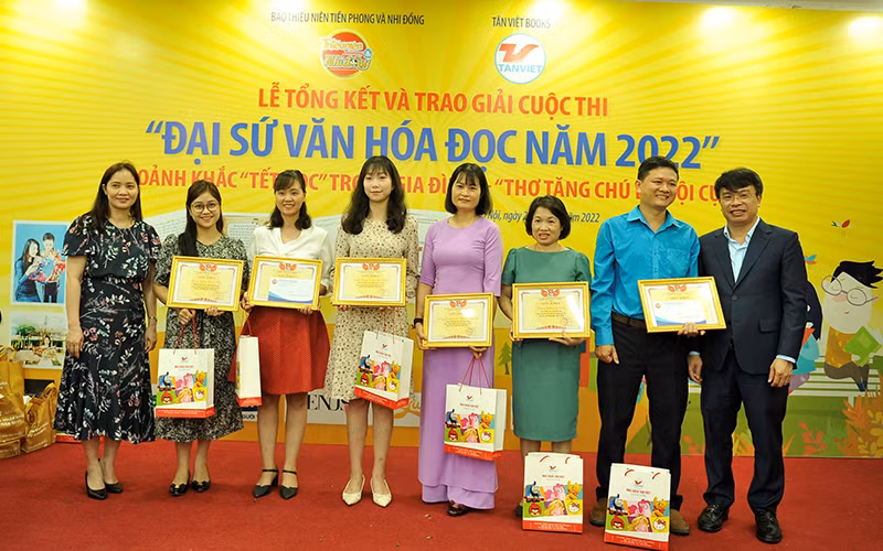 Nhà báo Nguyễn Phan Khuê - Ủy viên Hội đồng Đội Trung ương, Tổng Biên tập Báo Thiếu niên Tiền phong và Nhi đồng, Trưởng Ban tổ chức cuộc thi và bà Kim Thoa - CEO Tân Việt Books trao giải Tập thể cho các đơn vị có thành tích cao trong cuộc thi Đại sứ văn hóa đọc 2022.