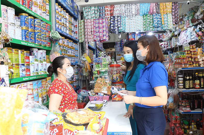 Điều tra viên phường Minh Phương, thành phố Việt Trì, tỉnh Phú Thọ, rà soát các cơ sở sản xuất kinh doanh thực tế trên địa bàn. (Ảnh: KỲ DUYÊN)