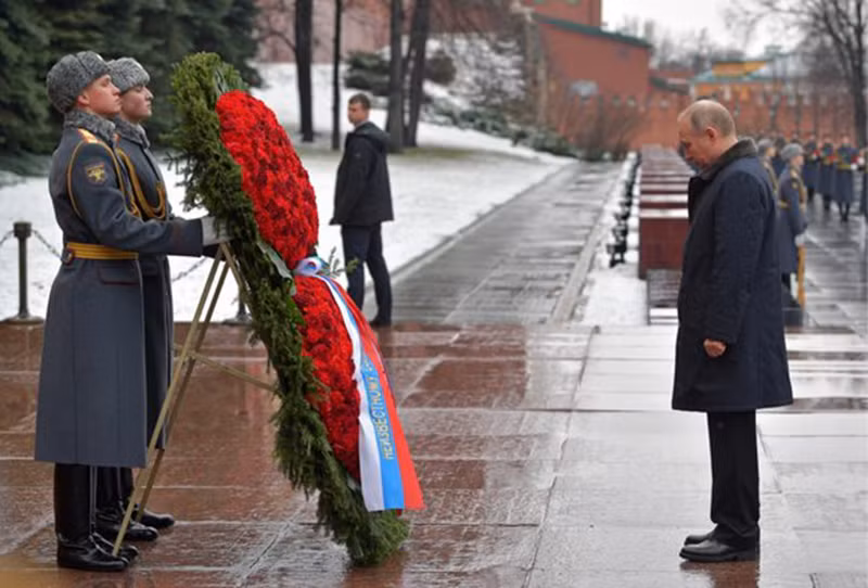 Tổng thống Nga Vladimir Putin đặt hoa viếng các liệt sĩ vô danh nhân Ngày Bảo vệ Tổ quốc 23-2-2021. (Nguồn ảnh: TASS)