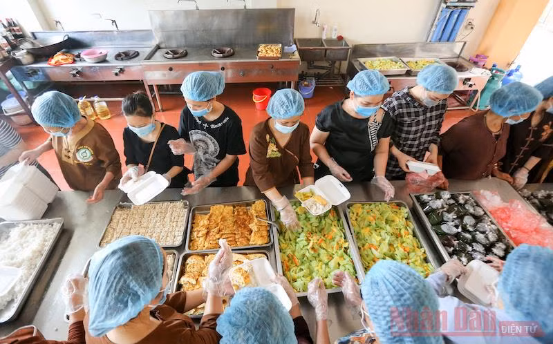 Hàng trăm suất cơm thiện nguyện hỗ trợ bệnh nhân cách ly tại Bệnh viện K Tam Hiệp