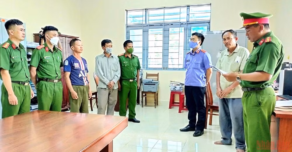 Cơ quan cảnh sát điều tra tống đạt các quyết định khởi tố bị can và bắt giam các đối tượng để điều tra về tội “Hủy hoại rừng”.