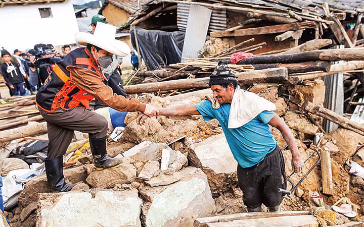 Tổng thống Peru (trái) đến hiện trường chỉ đạo công tác khắc phục hậu quả. Ảnh: REUTERS