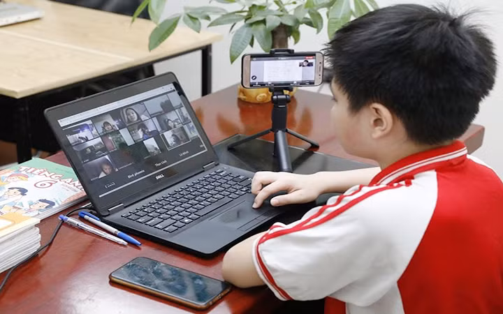 Trẻ em học trực tuyến trong những tháng ngày dịch Covid-19. Ảnh: MINH HÀ