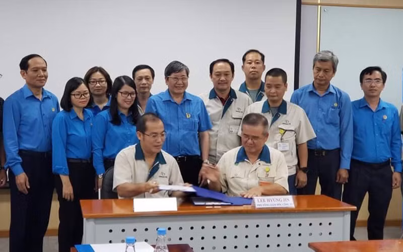 Lễ ký kết ghi nhớ giữa Ban Giám đốc và Ban Chấp hành Công đoàn cơ sở (CĐCS) Công ty CP Taekwang Vina dưới sự chứng kiến của lãnh đạo Tổng LĐLĐ Việt Nam và LĐLĐ tỉnh Đồng Nai.