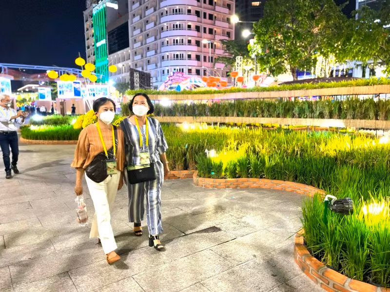 Người dân tham quan tại Đường hoa Nguyễn Huệ Tết Nhâm Dần 2022.
