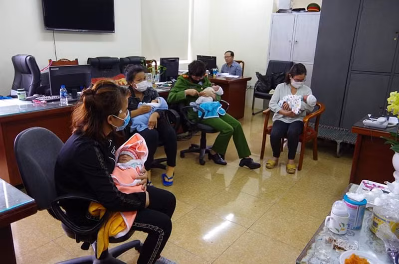 Cơ quan Công an đã kịp thời ngăn chặn, giải cứu bốn trẻ sơ sinh đang được các đối tượng tìm cách đưa sang Trung Quốc để bán. (Ảnh: LÊ TÚ)