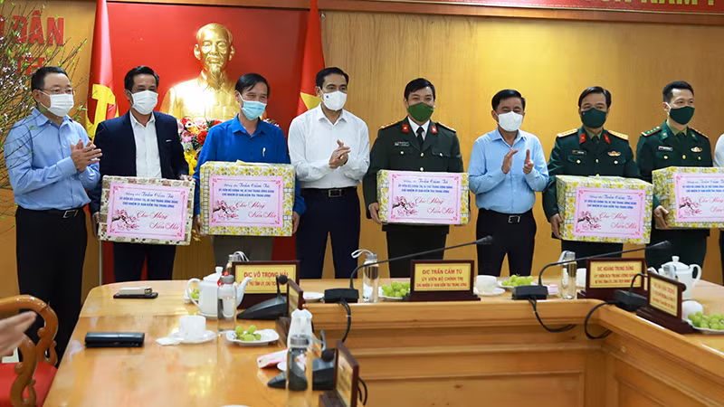 Đồng chí Trần Cẩm Tú và đại điện lãnh đạo tỉnh Hà Tĩnh tặng quà cho lực lượng tuyến đầu chống dịch Covid-19 ở Hà Tĩnh.