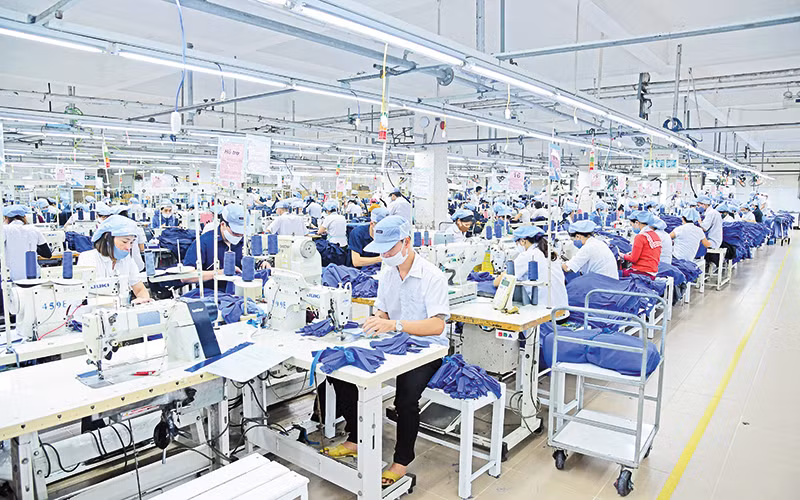 Sản xuất đồ may mặc tại Công ty cổ phần Dệt may 29/3 (TP Ðà Nẵng). (Ảnh: Hồng Anh)