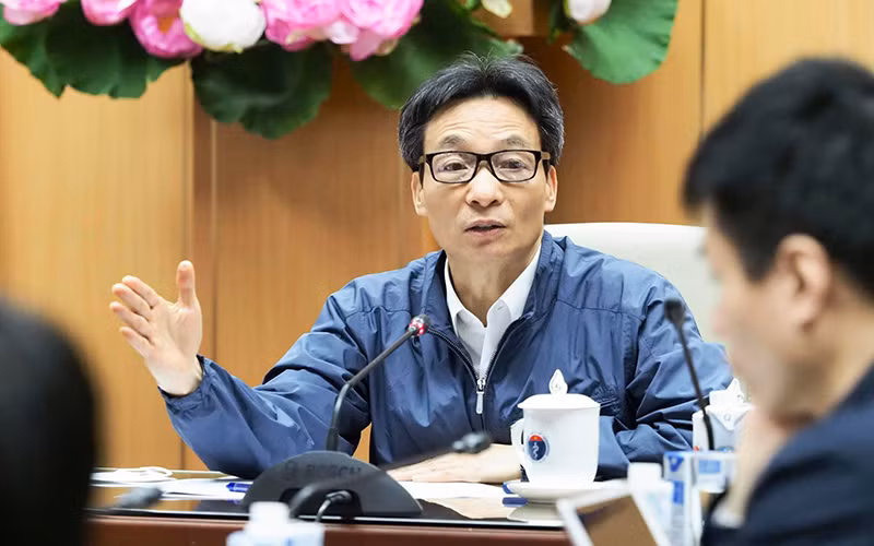 Phó Thủ tướng Chính phủ Vũ Đức Đam, Trưởng Ban chỉ đạo Quốc gia phòng, chống dịch Covid-19 đã tổ chức cuộc họp khẩn với Thường trực Ban chỉ đạo tại Bộ Y tế.
