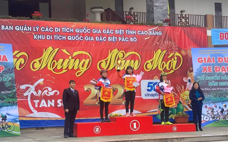 Ban Tổ chức trao giải nhất, nhì, ba nội dung thi đấu cá nhân nữ.
