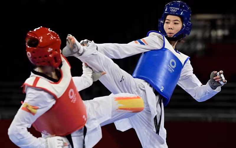 Ngôi sao taekwondo Panipak Wongpattanakit của Thái Lan (phải) thi đấu tại Olympic Tokyo 2020. (Ảnh: Bangkok Post/AFP)