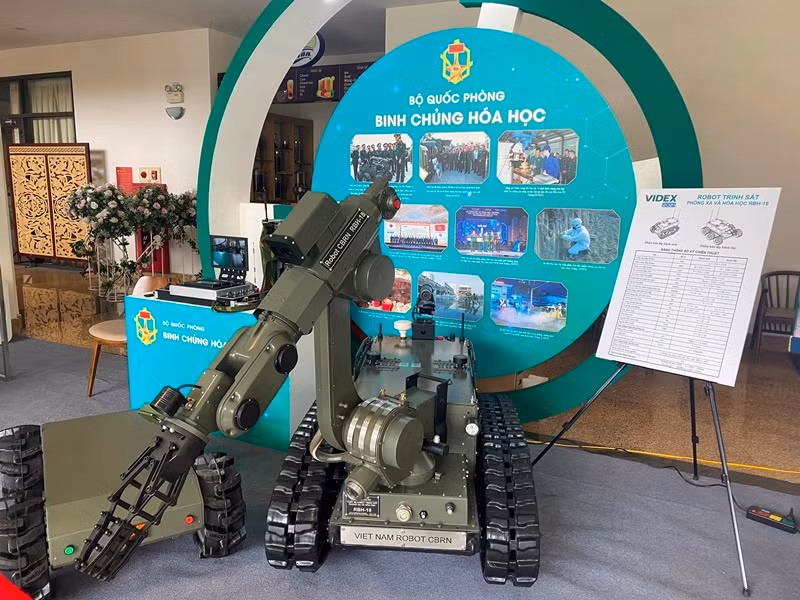 Robot trinh sát phóng xạ và hóa học RBH-18 thuộc Binh chủng Hóa học, đã tham gia diễn tập huấn luyện, ứng phó sự cố phóng xạ hóa học về môi trường.