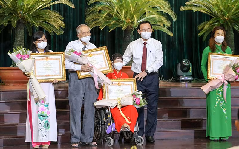 Thành phố Hồ Chí Minh biểu dương 395 tập thể, cá nhân tiêu biểu&nbsp; học tập và làm theo gương Bác Hồ -0