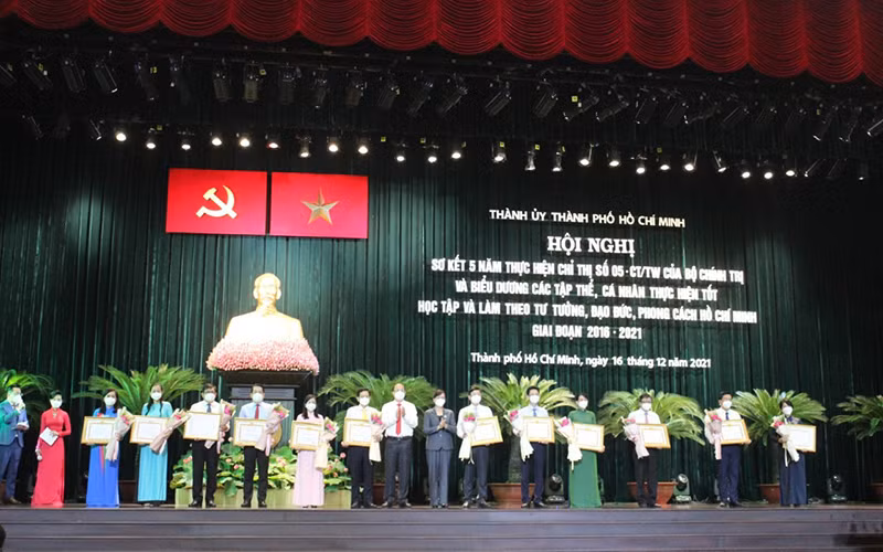 Đồng chí Nguyễn Văn Nên, Ủy viên Bộ Chính trị, Bí thư Thành ủy Thành phố Hồ Chí Minh trao bằng khen của Thủ Tướng Chính phủ cho tập thể, cá nhân tiêu biểu.