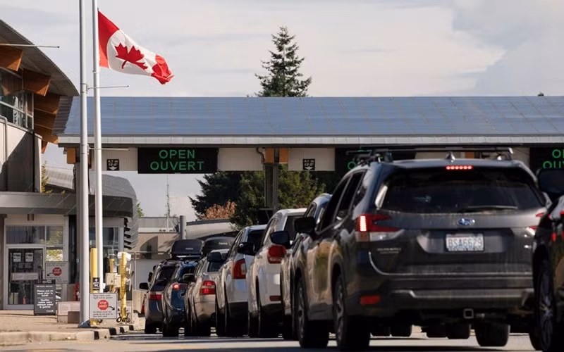 Dòng xe qua biên giới Mỹ - Canada, ngày 9/8/2021. (Ảnh: Reuters)